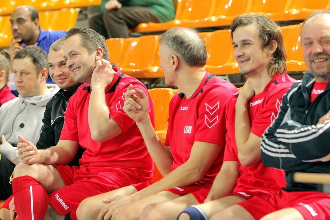 Kauno sporto halėje komandos susikovė dėl Lietuvos sporto universiteto rektoriaus taurės.