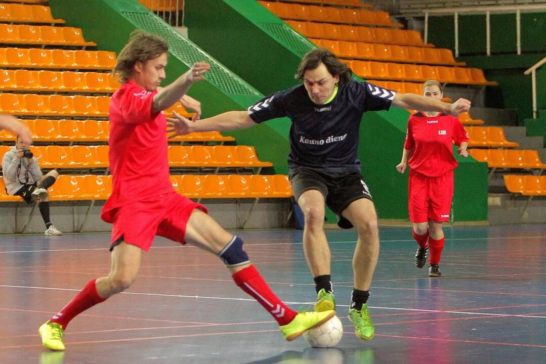 Kauno sporto halėje komandos susikovė dėl Lietuvos sporto universiteto rektoriaus taurės.