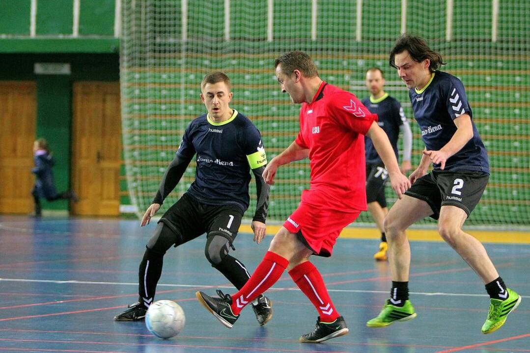 Kauno sporto halėje komandos susikovė dėl Lietuvos sporto universiteto rektoriaus taurės.