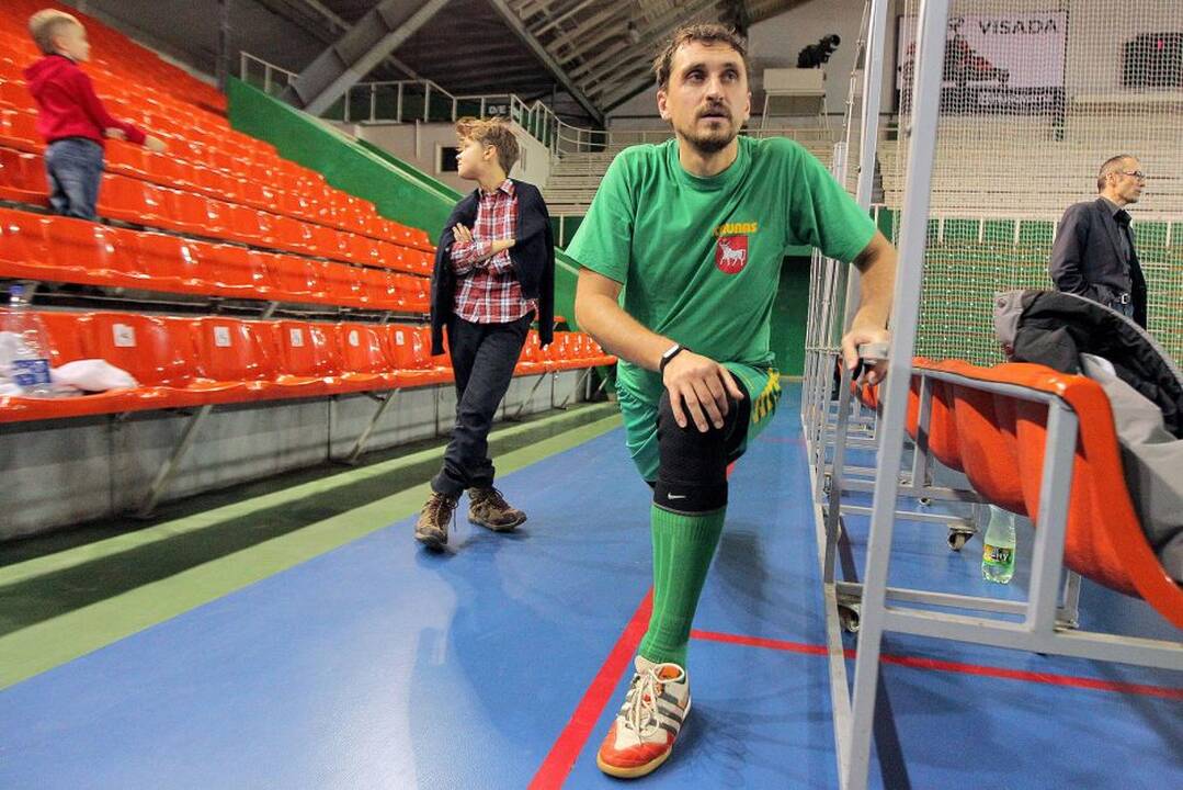 Kauno sporto halėje komandos susikovė dėl Lietuvos sporto universiteto rektoriaus taurės.