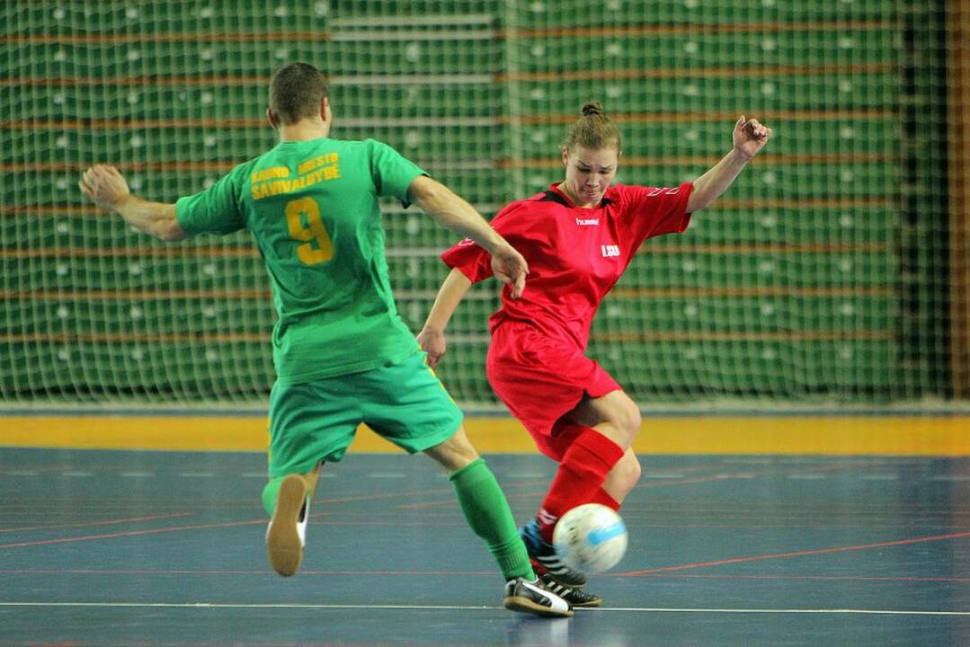 Kauno sporto halėje komandos susikovė dėl Lietuvos sporto universiteto rektoriaus taurės.