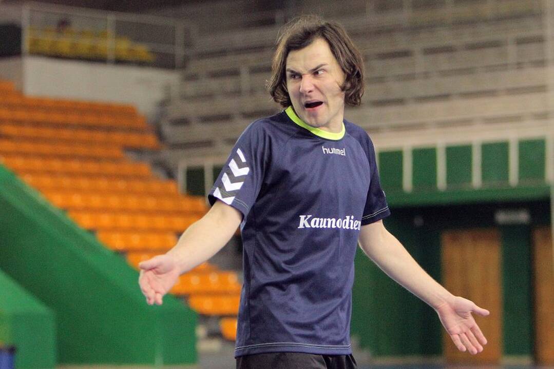 Kauno sporto halėje komandos susikovė dėl Lietuvos sporto universiteto rektoriaus taurės.