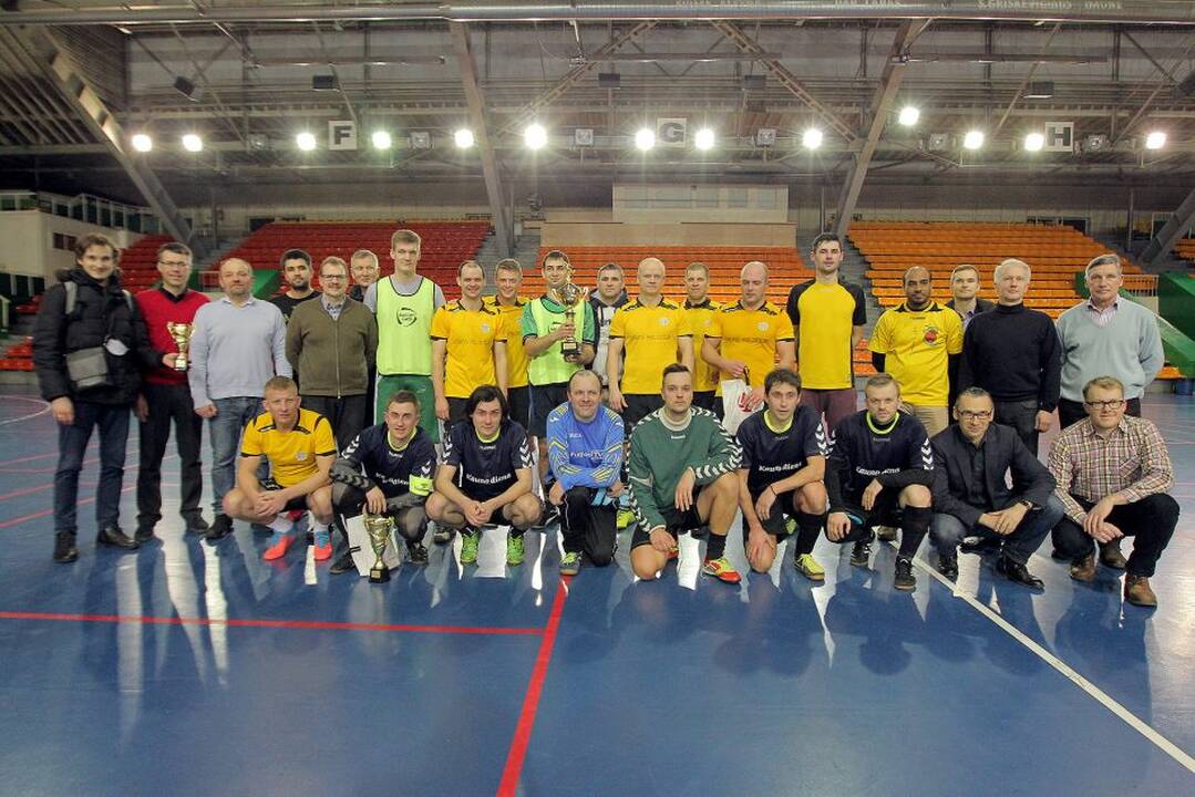 Kauno sporto halėje komandos susikovė dėl Lietuvos sporto universiteto rektoriaus taurės.