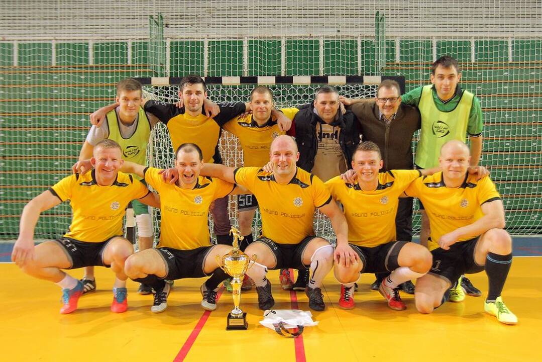 Kauno sporto halėje komandos susikovė dėl Lietuvos sporto universiteto rektoriaus taurės.
