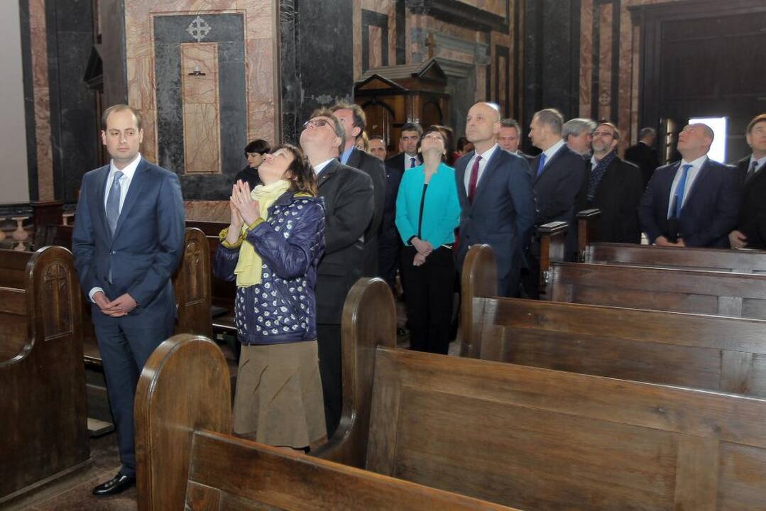 Lietuvai įteikta vienuolių knygos kopija