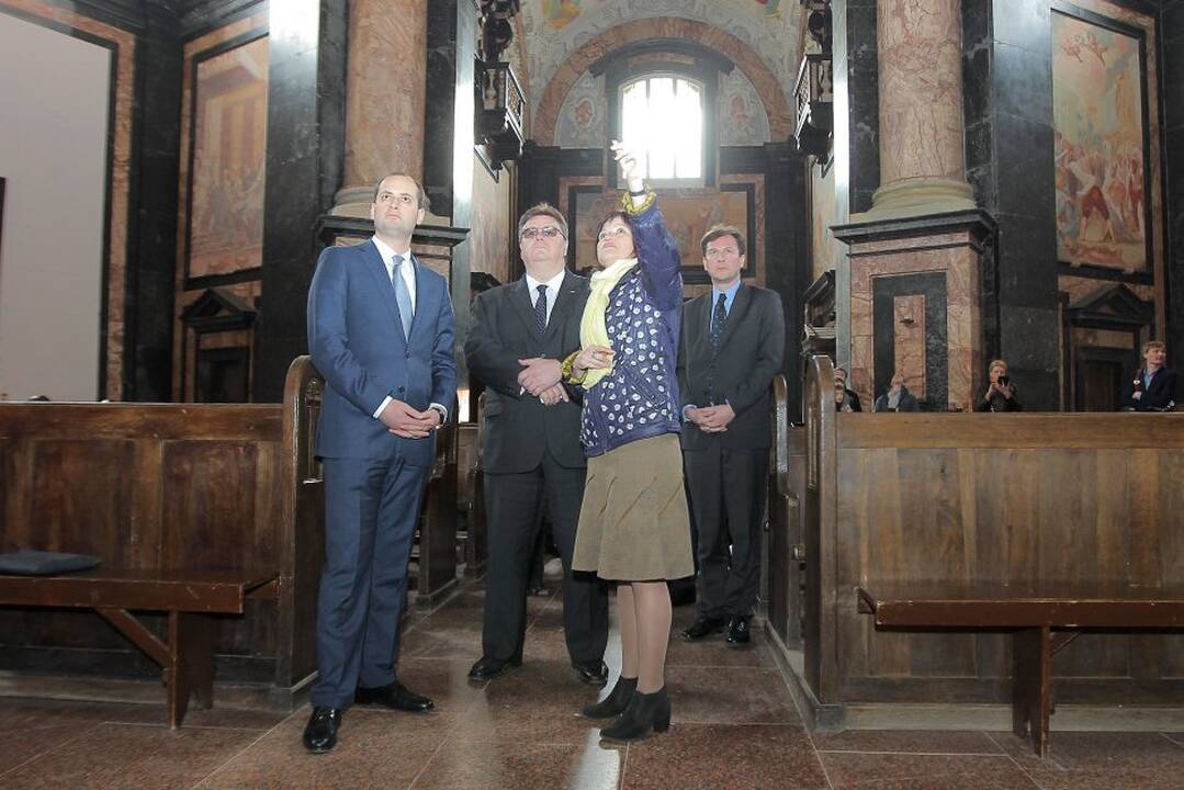 Lietuvai įteikta vienuolių knygos kopija