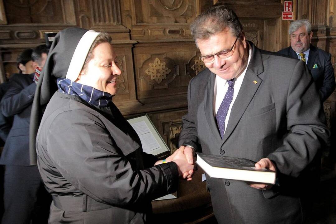 Lietuvai įteikta vienuolių knygos kopija