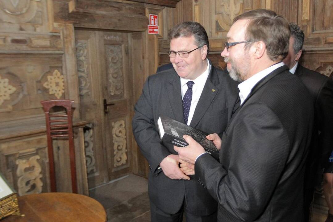 Lietuvai įteikta vienuolių knygos kopija