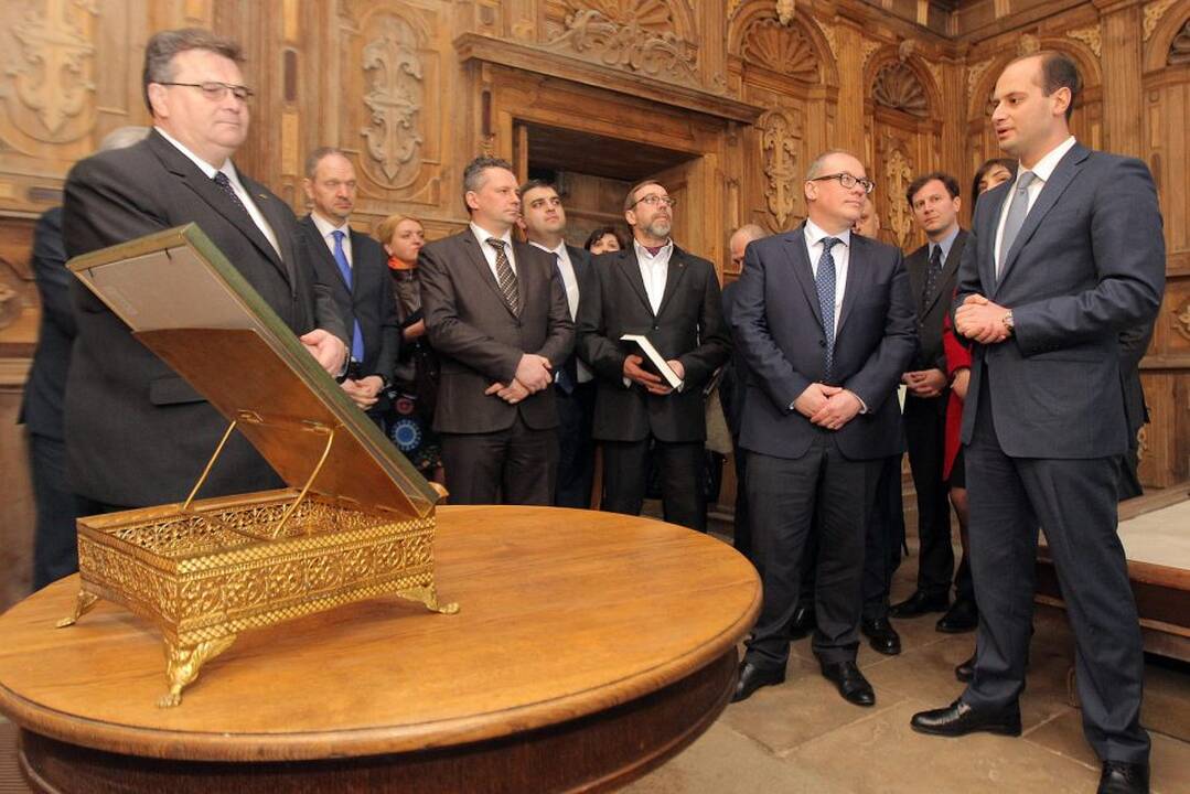 Lietuvai įteikta vienuolių knygos kopija