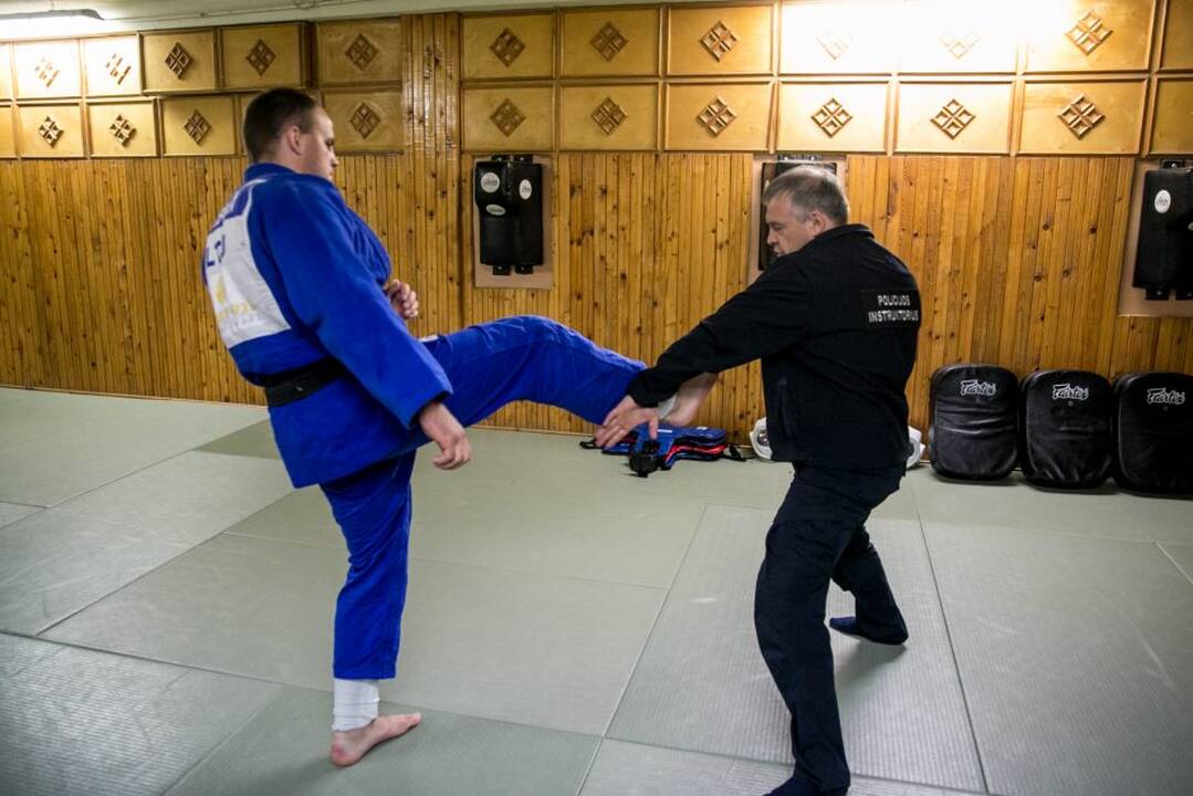 Kauno pareigūnai žurnalistus mokė savigynos