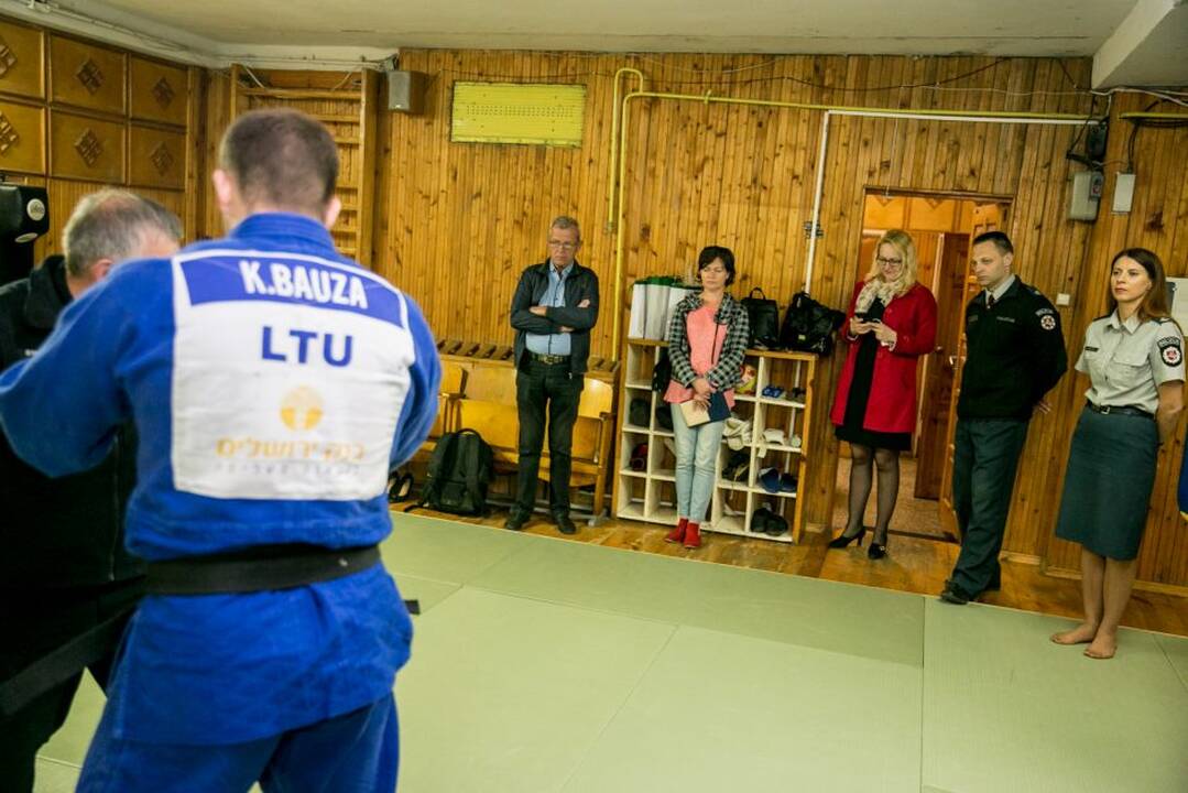Kauno pareigūnai žurnalistus mokė savigynos