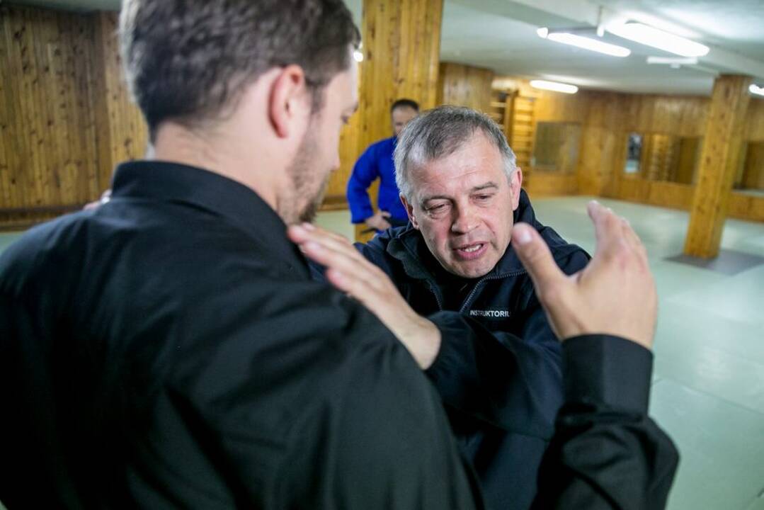Kauno pareigūnai žurnalistus mokė savigynos