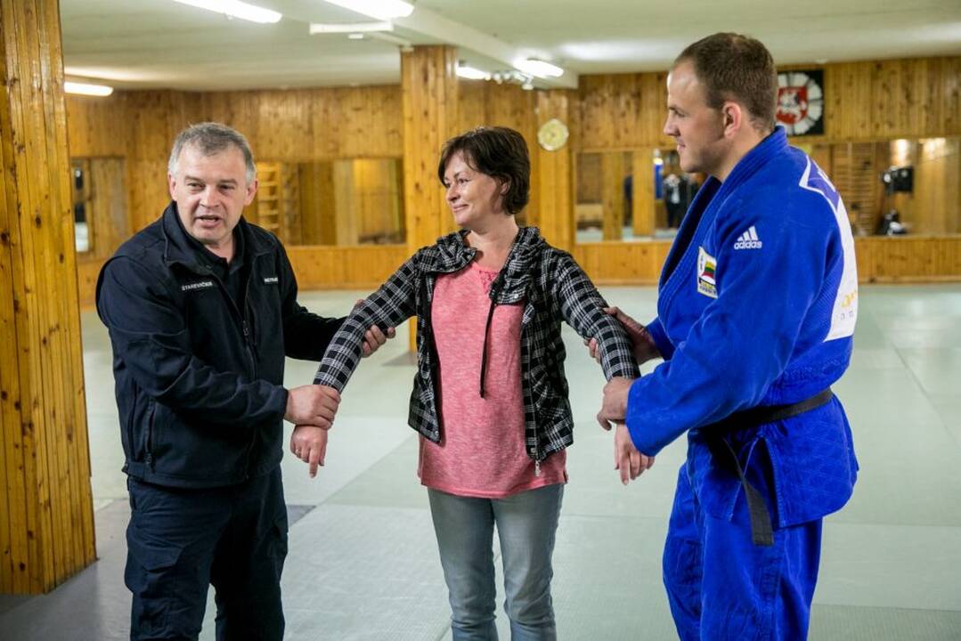 Kauno pareigūnai žurnalistus mokė savigynos