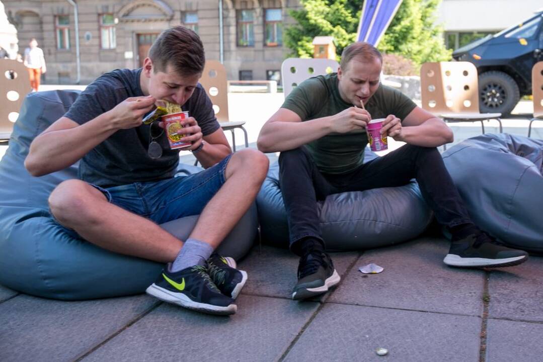 "Bomžpakių" valgymo varžybos