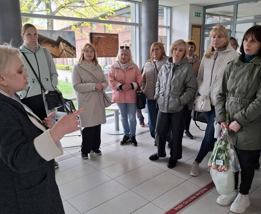 Vizitai: lietuvių kalbos pamokos neapsiribodavo tik auditorijose – būta apsilankymų ir I. Simonaitytės bibliotekoje.