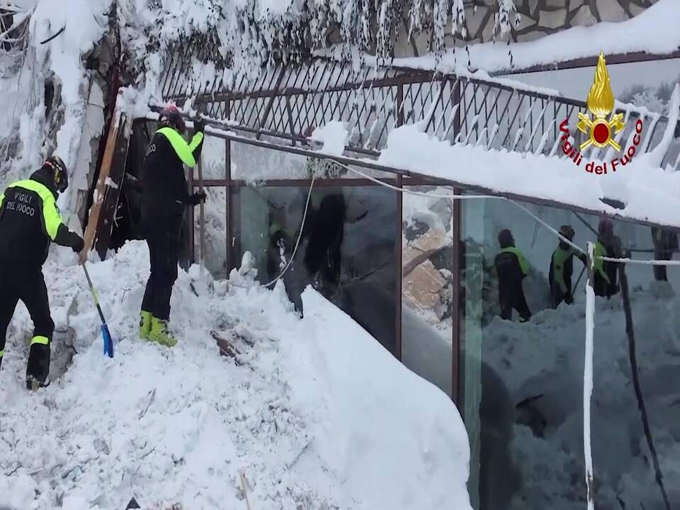 Italijoje sniego lavina užgriuvo viešbutį