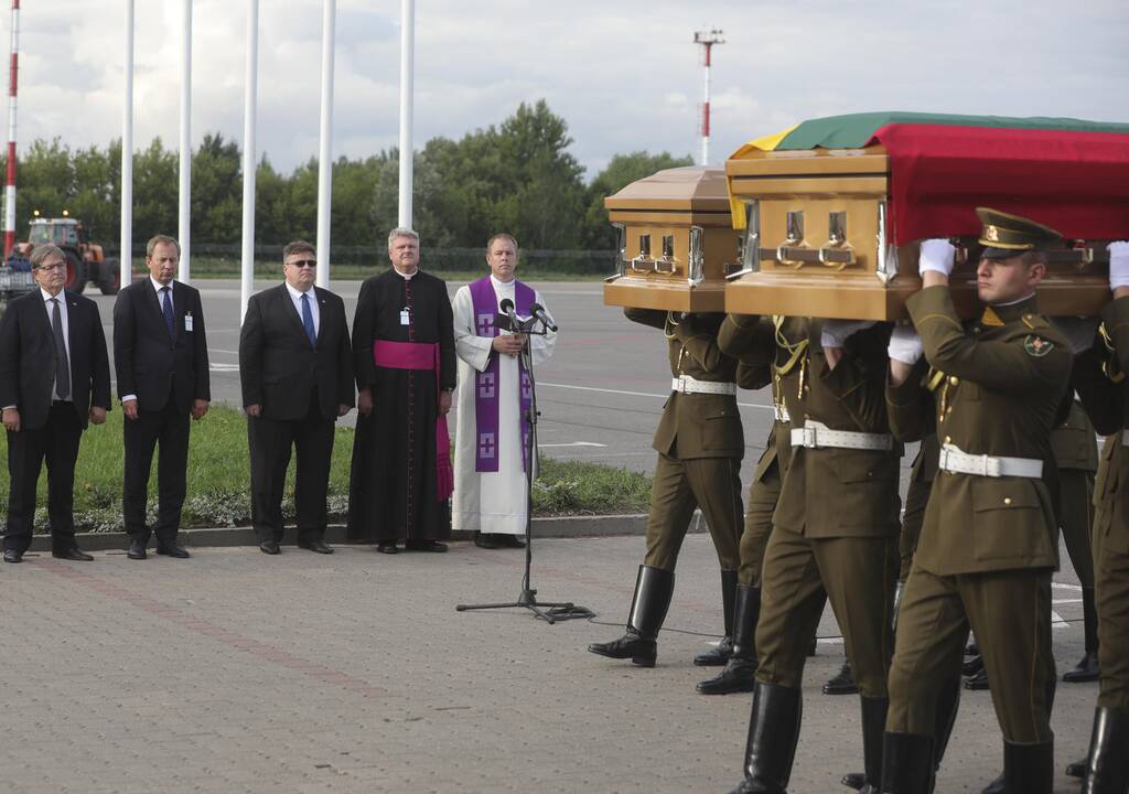 Į Lietuvą sugrįžo Biržiškų šeimos palaikai