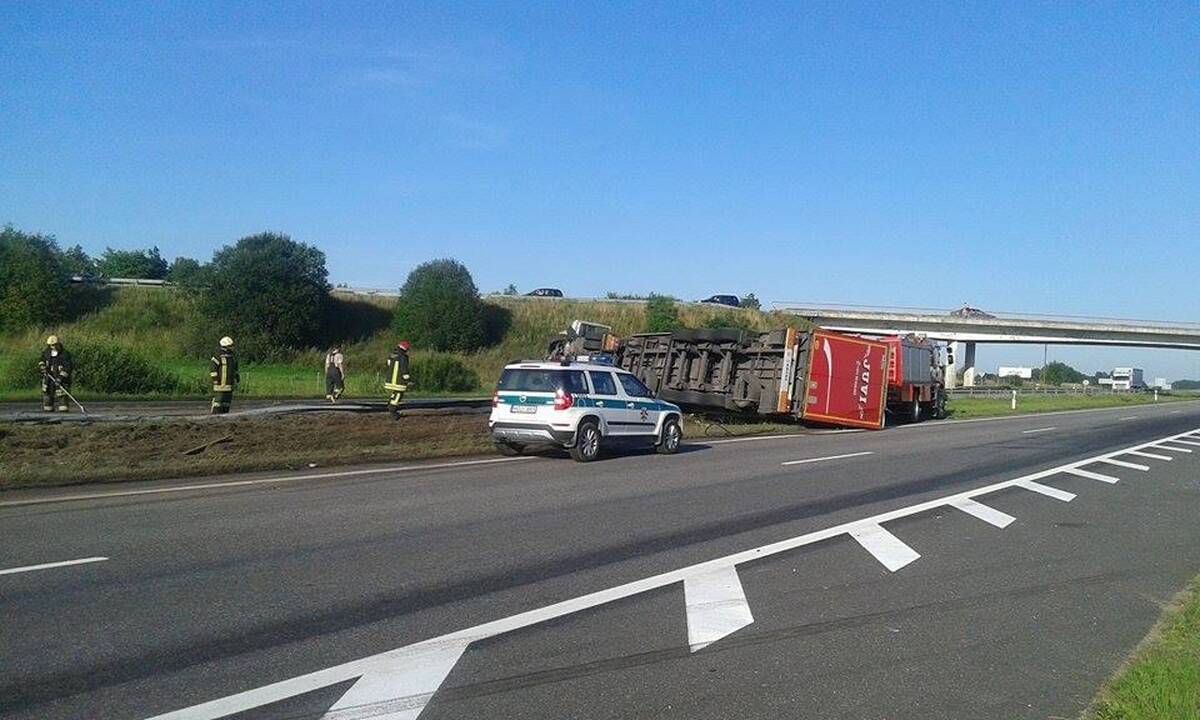 Autostradoje apvirto vilkikas