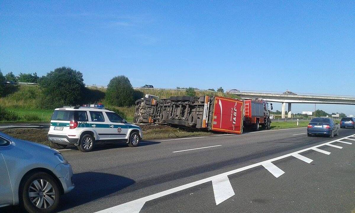 Autostradoje apvirto vilkikas