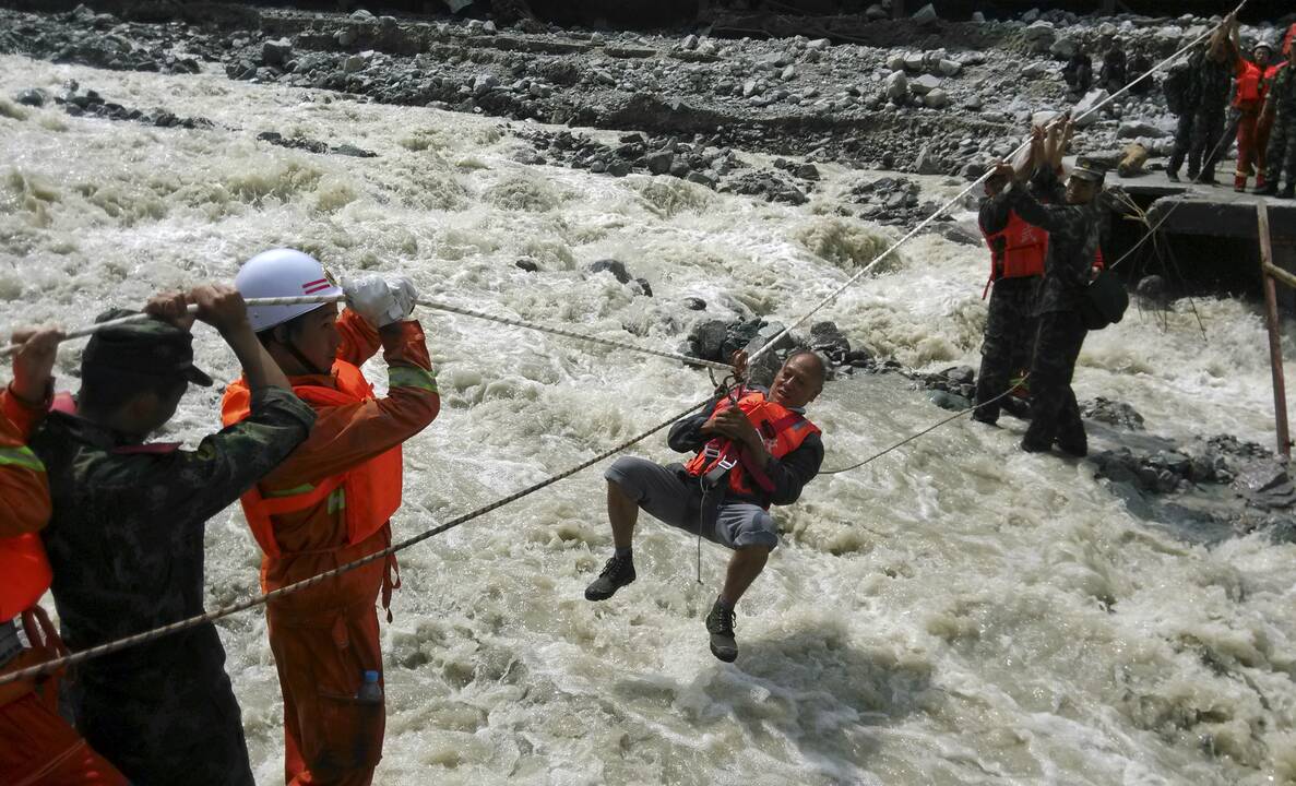 Kinijoje dėl taifūno ir liūčių žuvo arba dingo beveik 300 žmonių