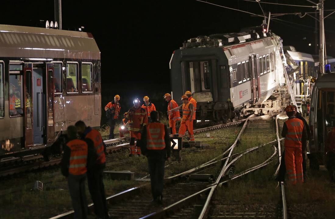 Šveicarijoje susidūrus dviem traukiniams žuvo mašinistas