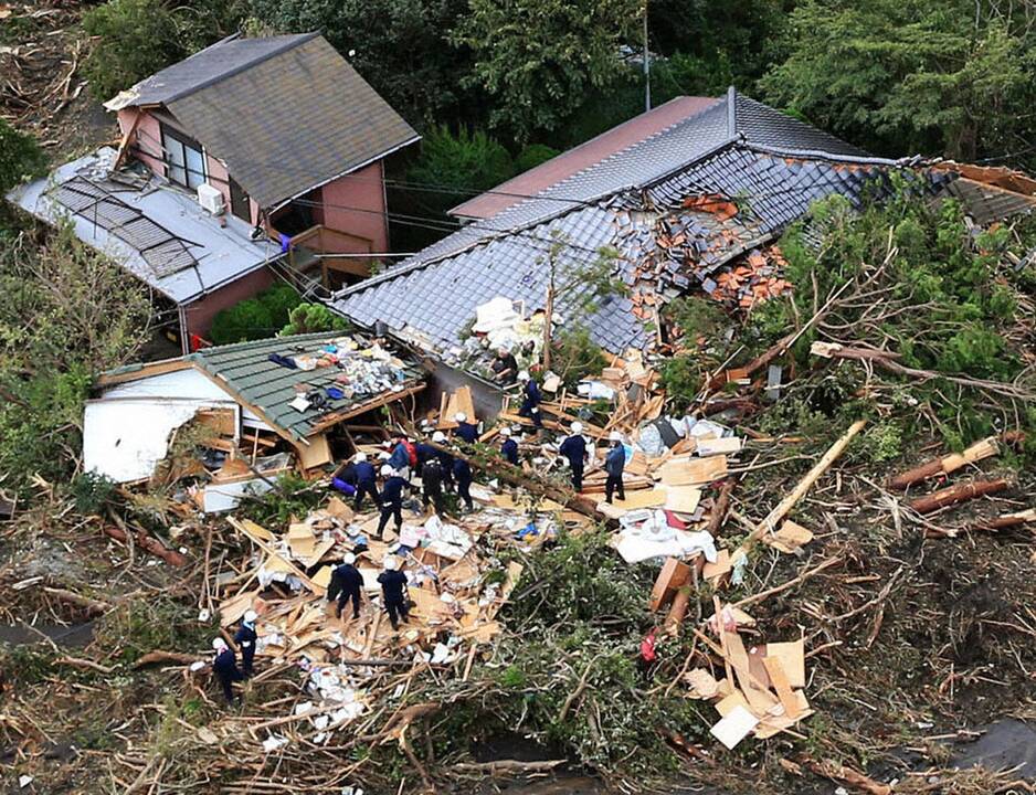 Japonijoje dėl taifūno ir žemės nuošliaužų žuvo 17 žmonių, dar 50 dingo (atnaujinta)