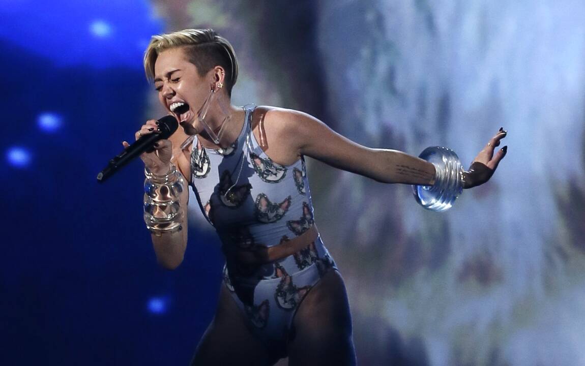 Vulgarybėmis pagarsėjusi M. Cyrus pretenduoja į žurnalo „Time“ Metų žmogaus titulą