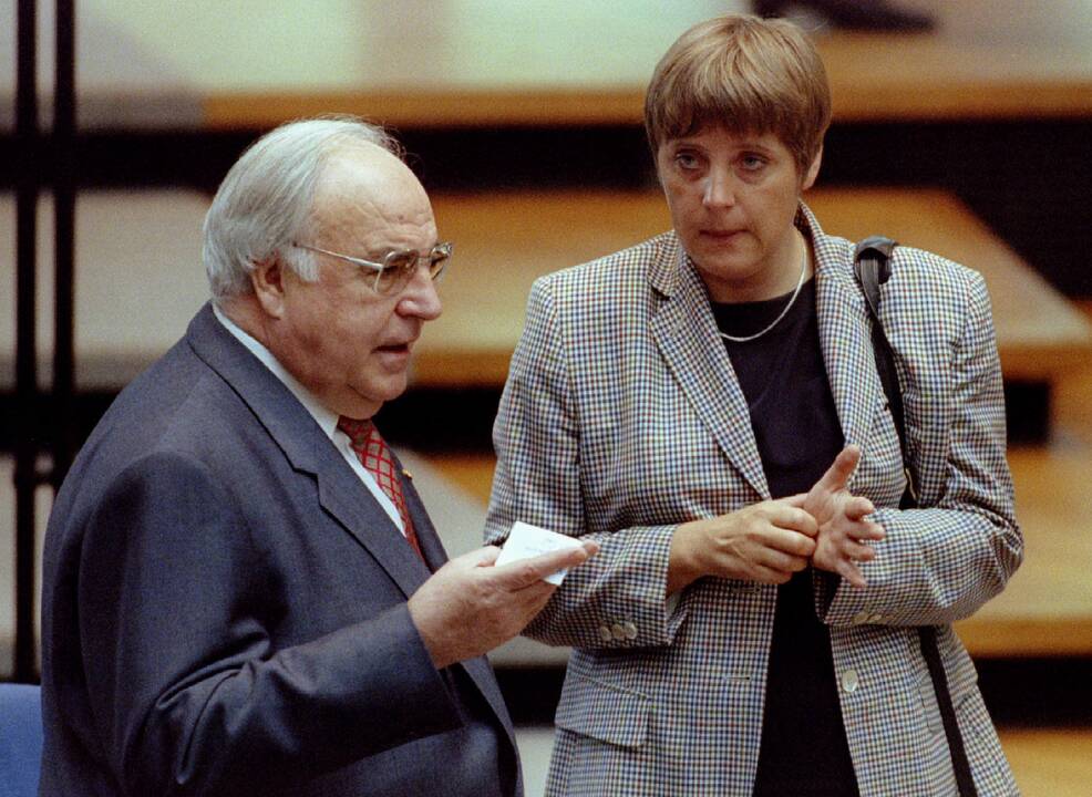 1995: Helmutas Kohlis ir Angela Merkel