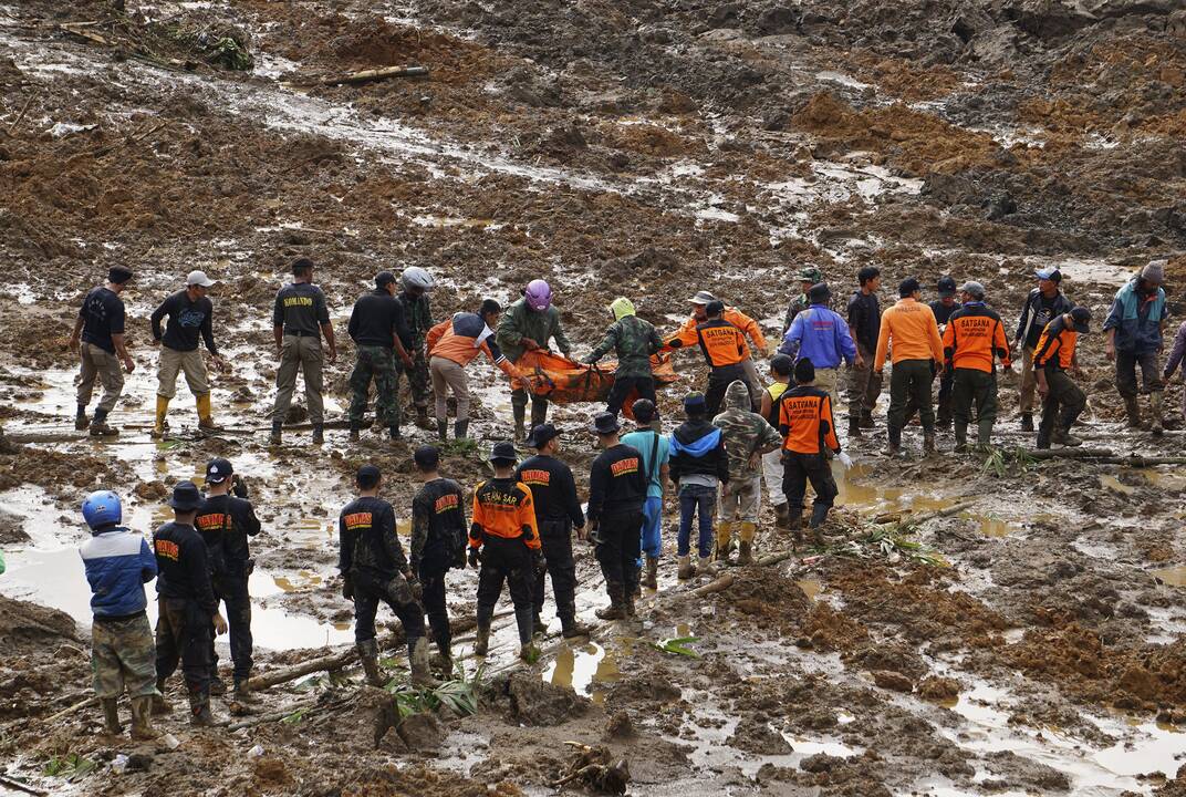 Indonezijoje žemės nuošliauža nusinešė 12 žmonių gyvybių, beveik 100 dingę