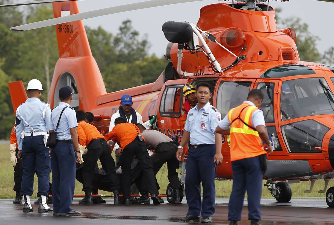 Narai atnaujino dingusio „AirAsia“ lėktuvo paieškas