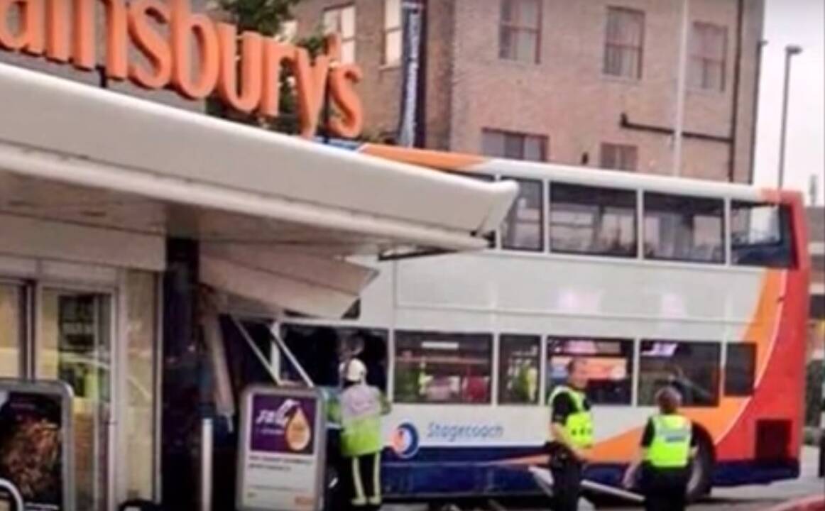 Anglijoje autobusas rėžėsi į prekybos centrą: žuvo moteris ir berniukas