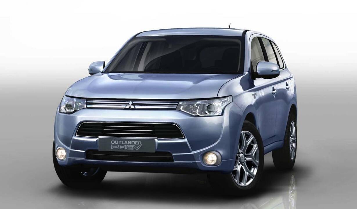 „Mitsubishi Outlander PHEV“ skina pripažinimo vaisius