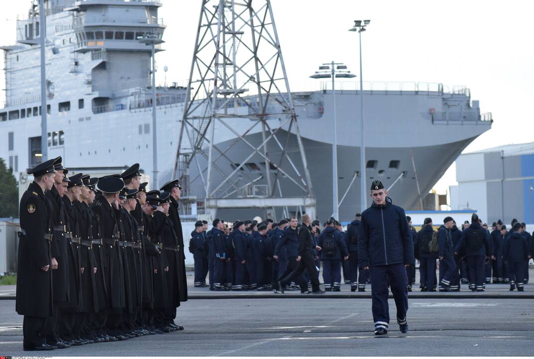 Mokęsi dirbti „Mistral“ laive rusų jūrininkai išvyksta