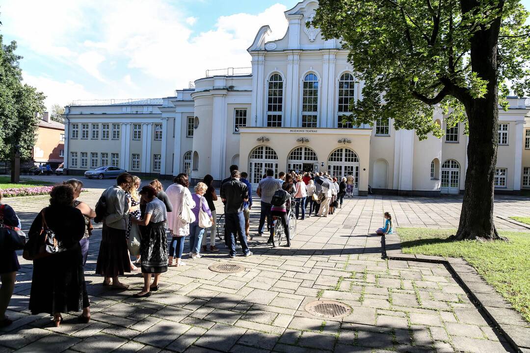 Kauniečiai sekmadienį apgulė Kauno muzikinį teatrą 