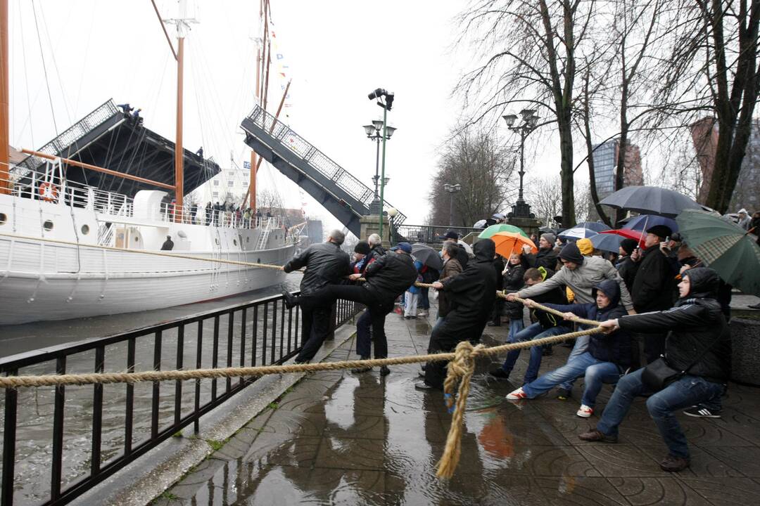 „Meridiano“ grįžimą sutrikdė tilto pakėlimas