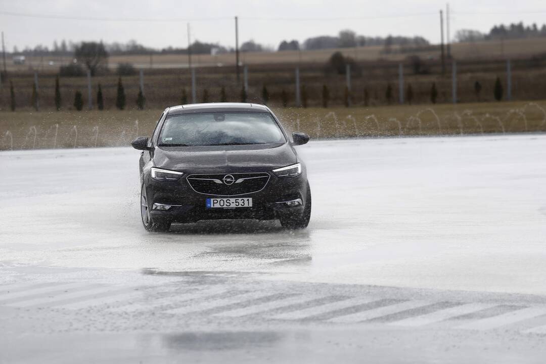 Vairuotojai išbandė savo sugebėjus autodrome