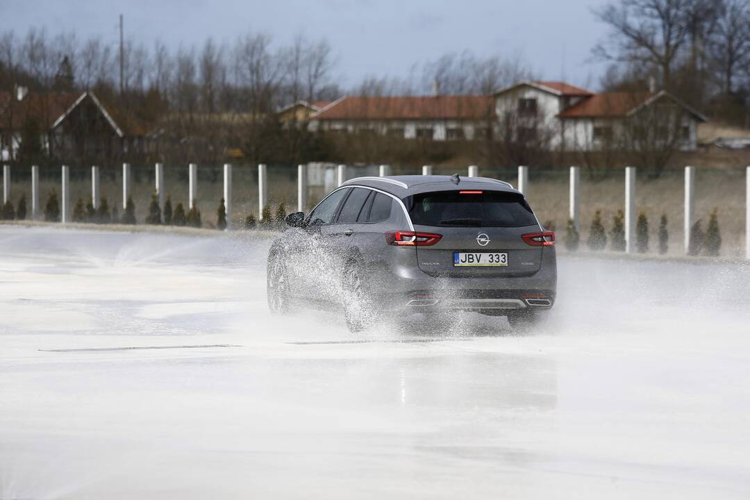 Vairuotojai išbandė savo sugebėjus autodrome