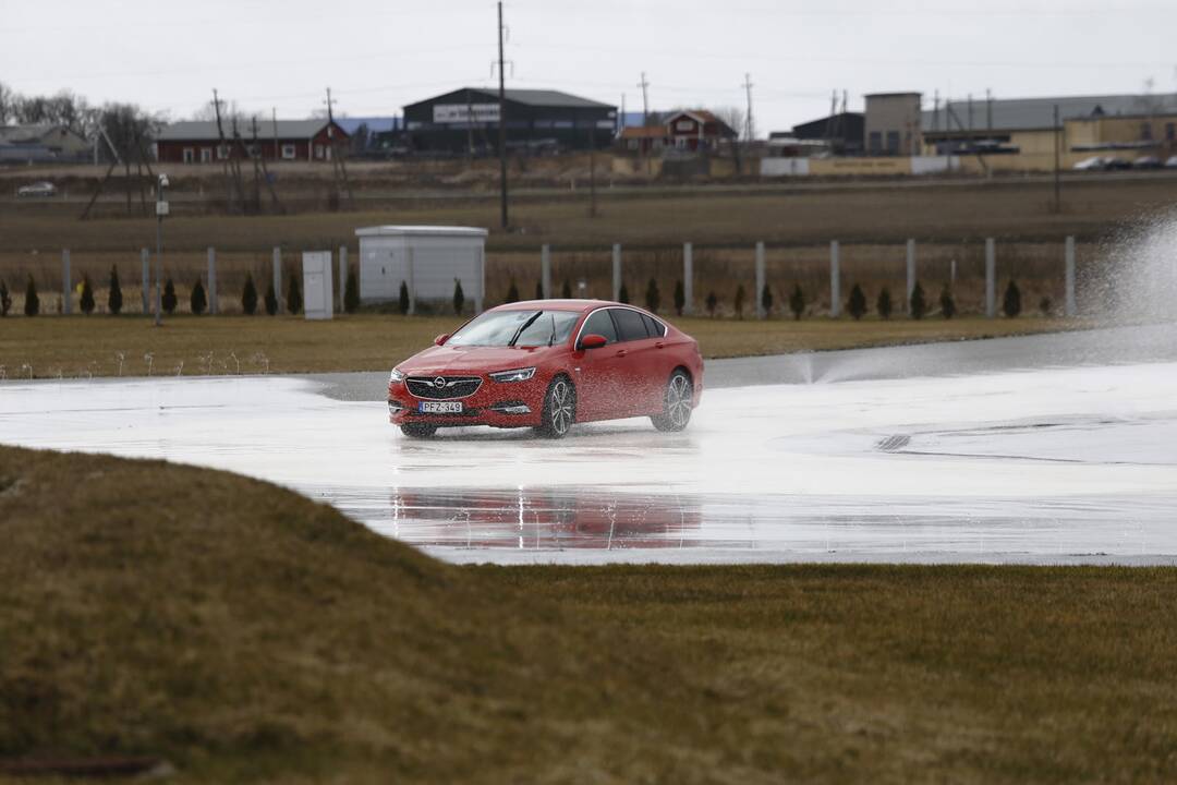 Vairuotojai išbandė savo sugebėjus autodrome