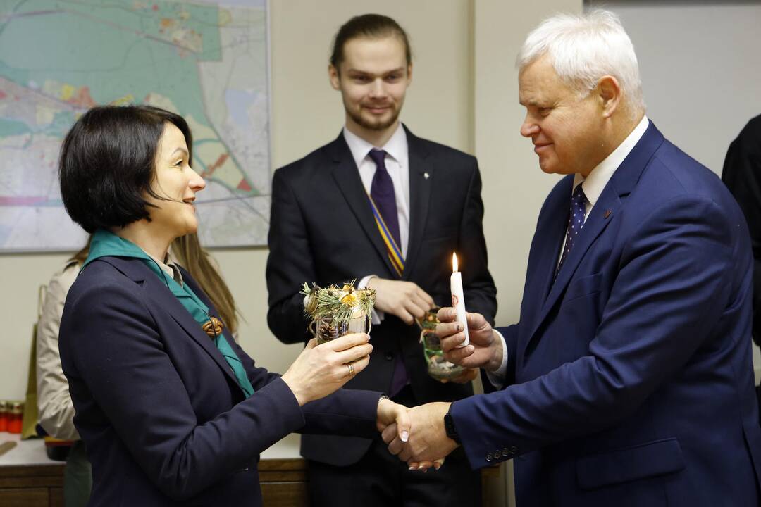 Skautai dovanoja Betliejaus ugnį