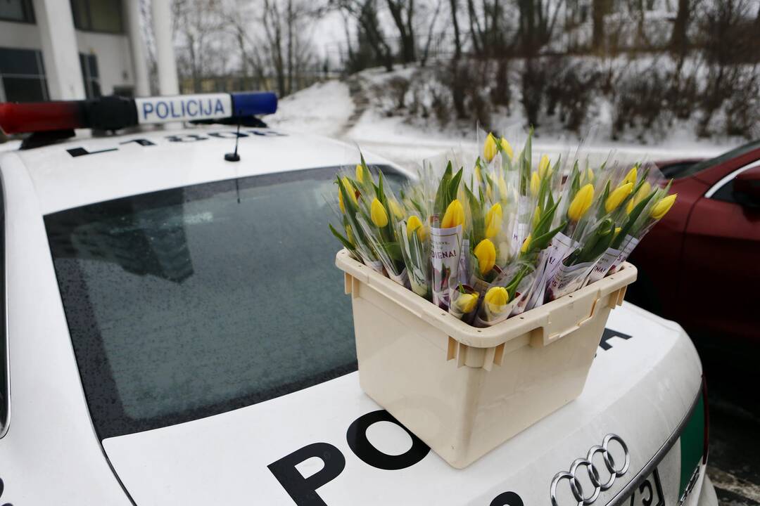 Kelių policijos patruliai pradžiugino moteris