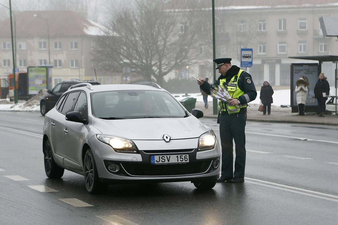 Kelių policijos patruliai pradžiugino moteris