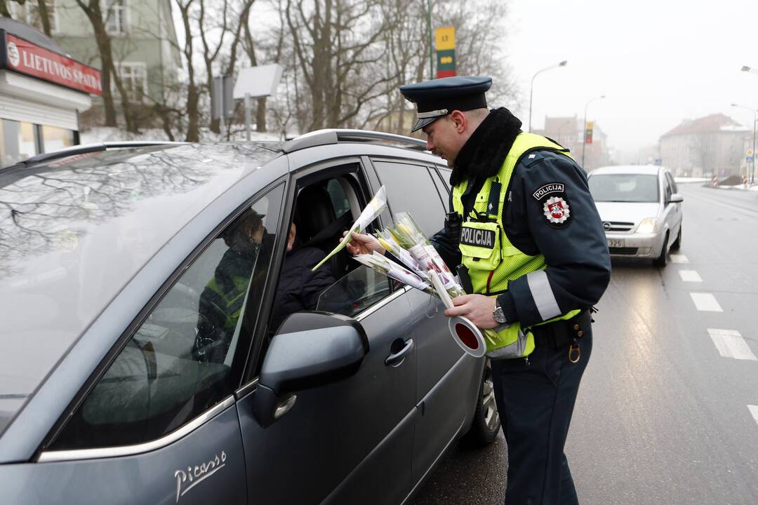 Kelių policijos patruliai pradžiugino moteris