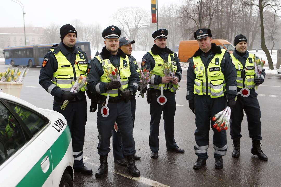 Kelių policijos patruliai pradžiugino moteris