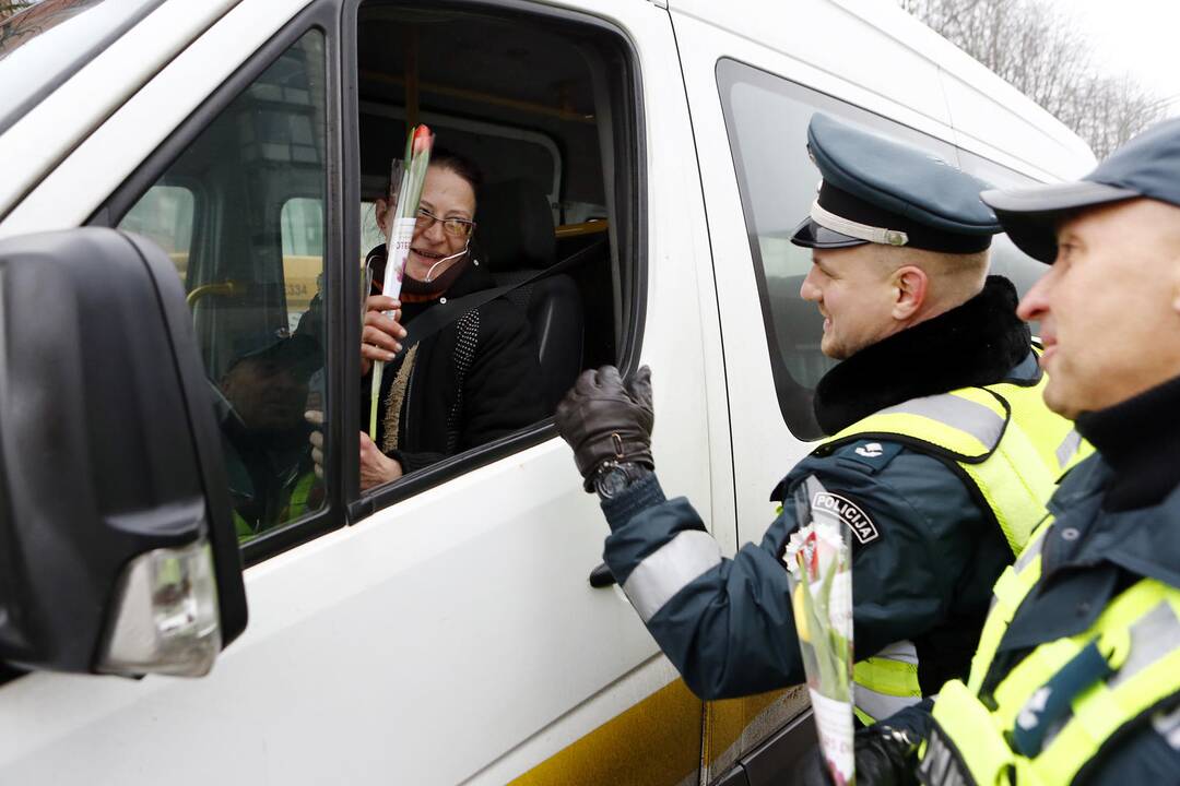 Kelių policijos patruliai pradžiugino moteris