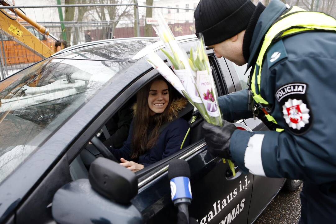 Kelių policijos patruliai pradžiugino moteris