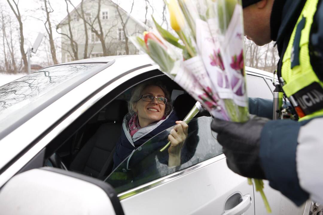 Kelių policijos patruliai pradžiugino moteris