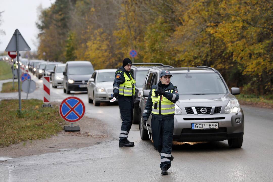 Vėlinių savaitgalį dirbs daugiau policijos: patruliuos prie kapinių, reguliuos eismą