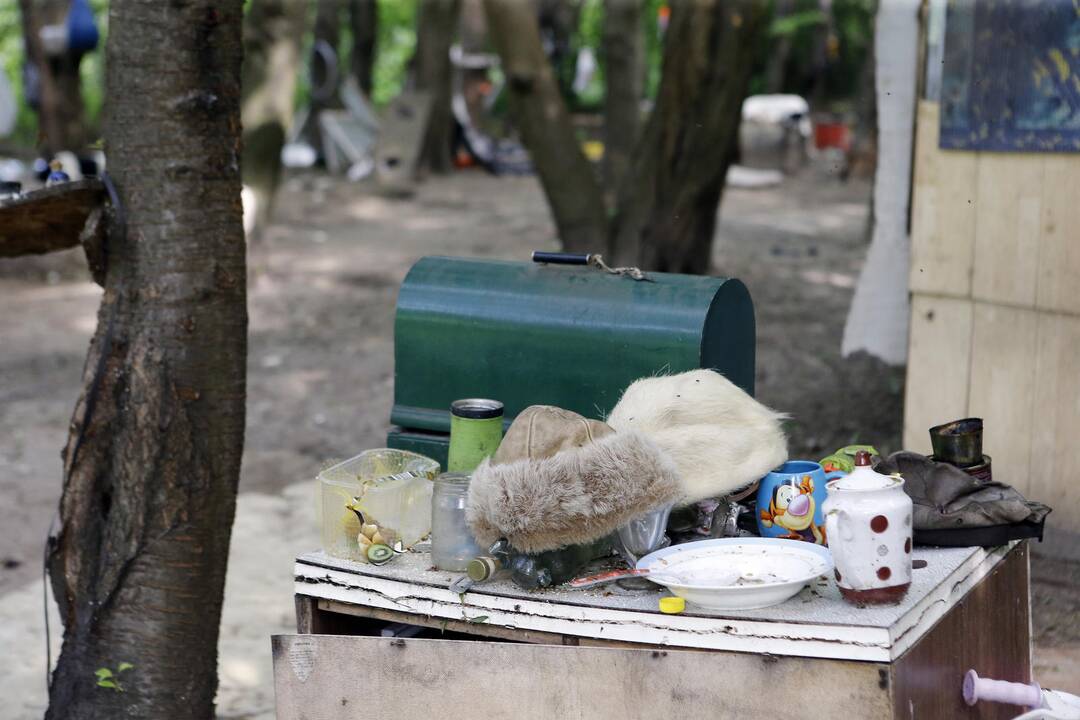 Griaunamas benamių kaimelis