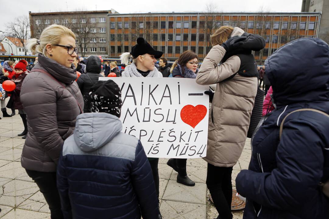 Klaipėdiečių protestas prieš vaikų paėmimą iš šeimų