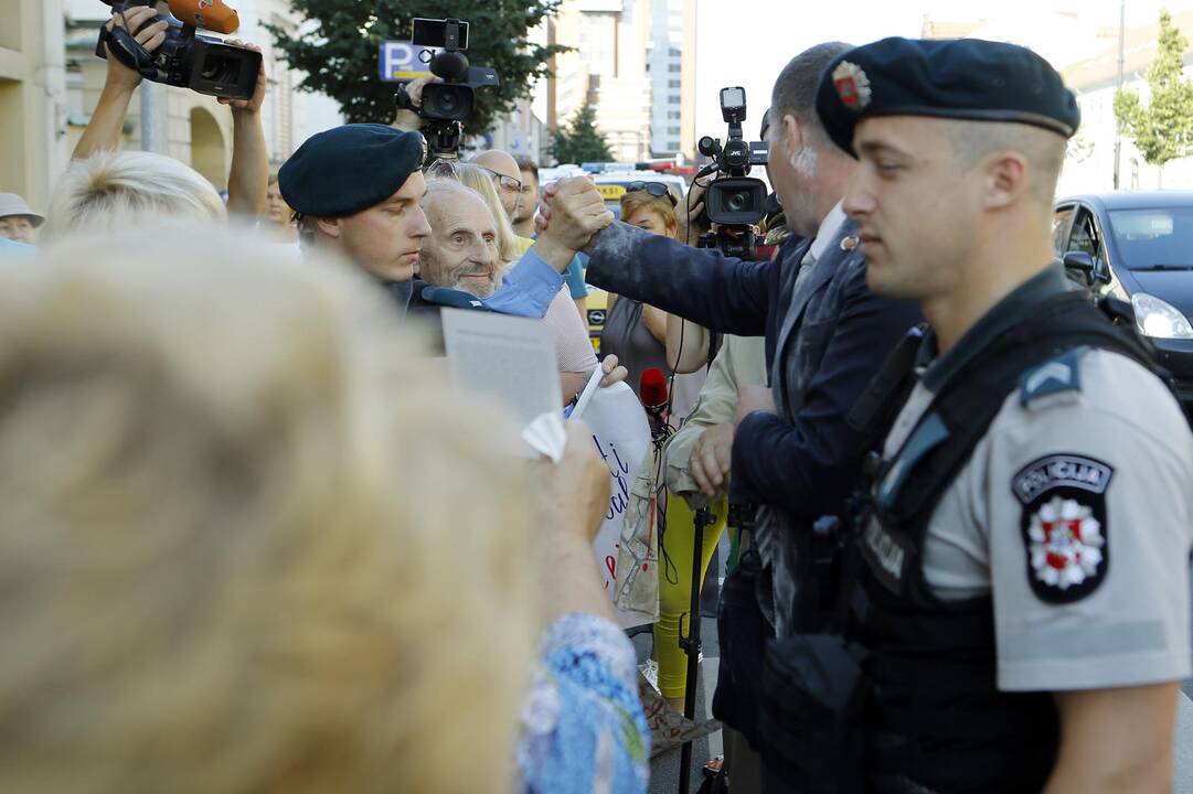 Prieš V. Titovą – miltais ir įžeidinėjimais